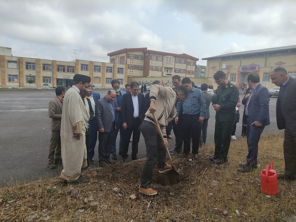 برگزاری مراسم کاشت نهال در مراسم بازگشایی مدارس شهرستان ورزقان